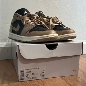 Jordan Air 1 Low Desert/Black Wmns 6.5